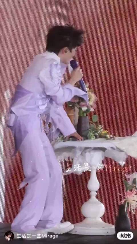 周深暴雨中演唱神级发挥,外网震撼