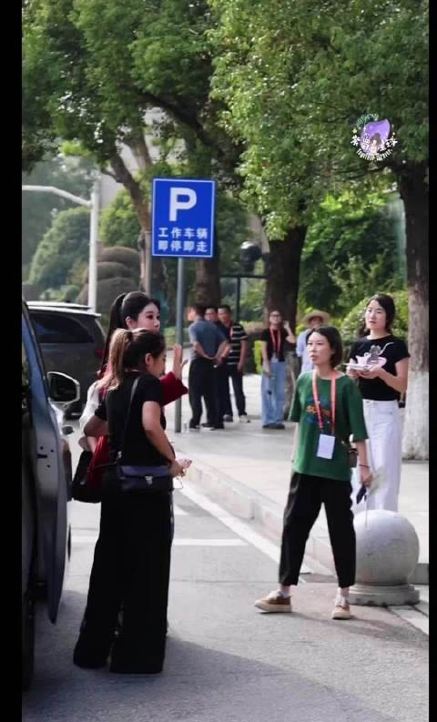 杨紫红裙高马尾造型，温柔知性等待金鹰节