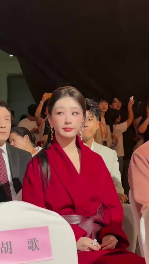 杨紫满眼红血丝,时装周后立即工作