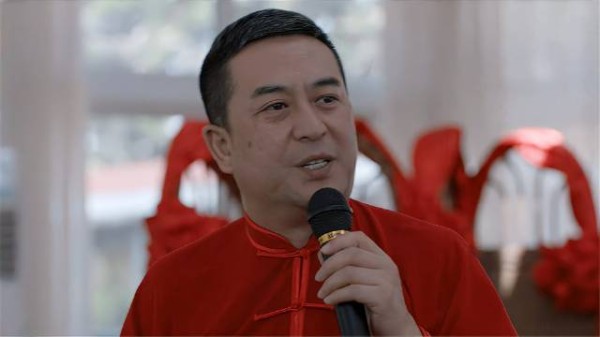 林大为一身红衣主持葬礼,还是头一回,大家都支持他