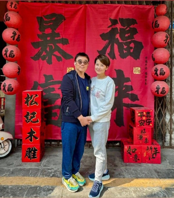 恭喜!香港亚姐冠军宣布明年再婚,与男友相识20年,得到子女认可