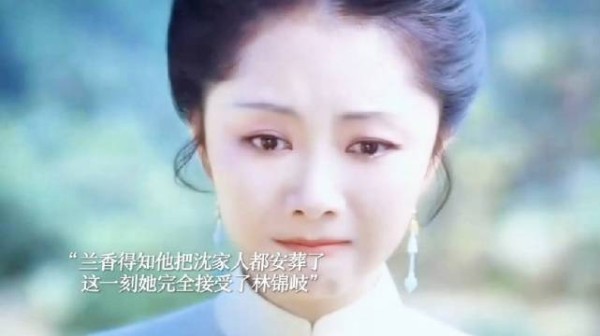兰儿含泪跪拜亲人埋骨地，一句来迟了道尽悲怆