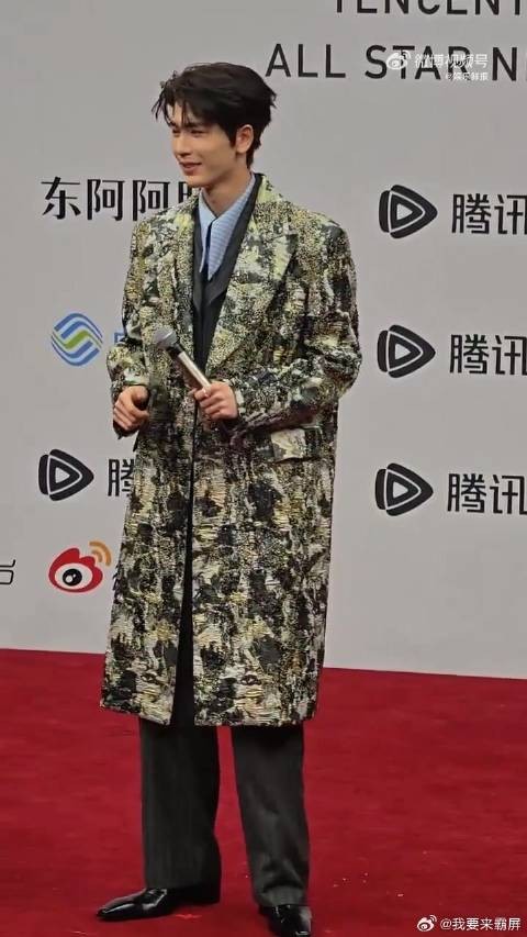 帅哥出图就是这么简单，张凌赫走红毯出神图像呼吸一样轻松