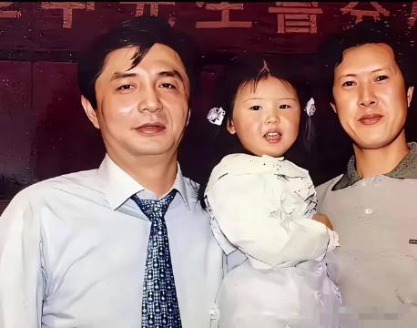 1999年汪嘉伟张友生与张常宁合影，稚童长成女排顶梁柱