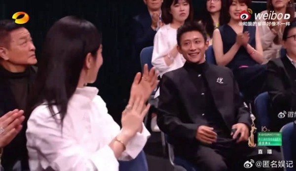 杨紫张一山金鹰奖同框,挑眉互动显默契