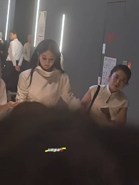 杨紫金鹰奖结束下班啦 好美啊我的天