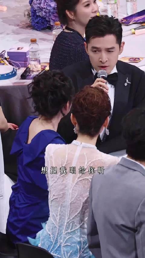 胡歌唱两句歌就把闫妮的微醺人格引出来了 都2026了还在磕这俩