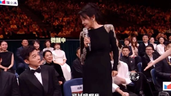 哈哈哈,闫妮说如果她获奖,最先拥抱杨紫胡歌,害怕胡歌嫌弃…