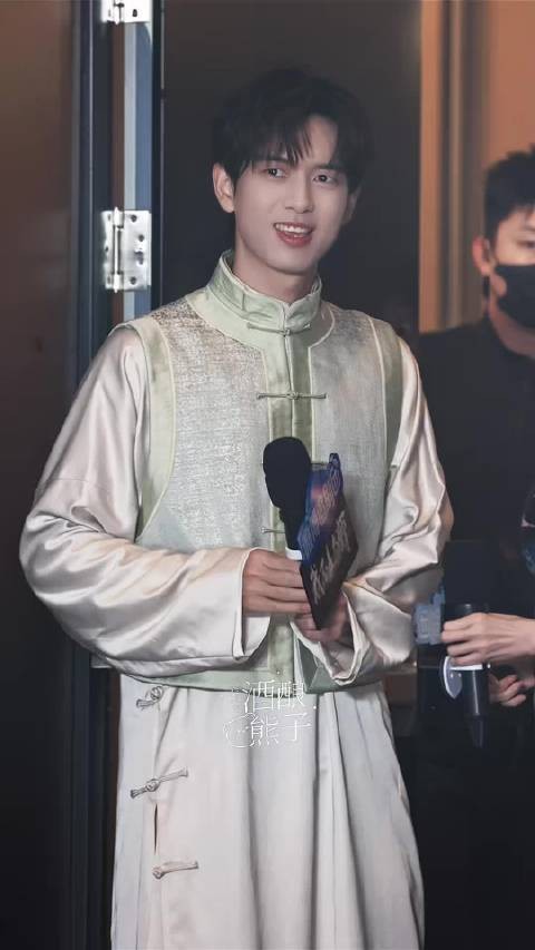 我的评分： 帅晕了这个李现啊啊啊啊啊！好清爽！