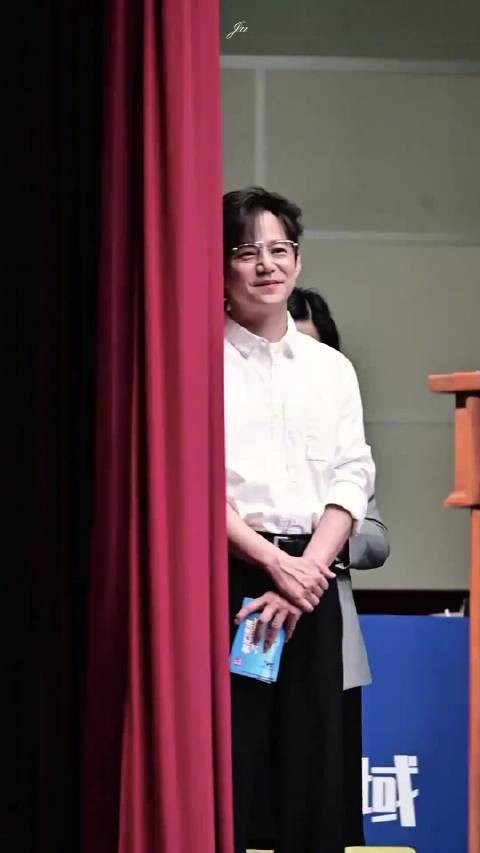 何炅金鹰晚会稳稳控场，温柔主持暖心照嘉宾