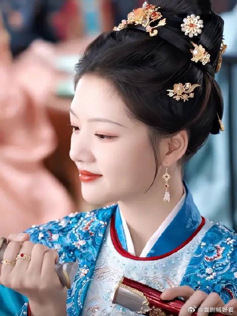 世界教她安分,她教世界闭嘴,爽到头皮发麻