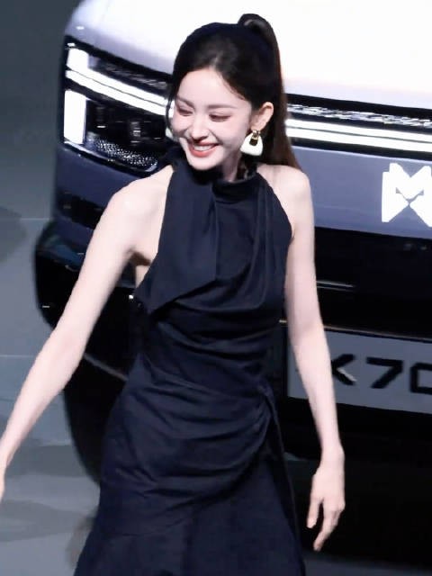 娜扎的笑容很甜美