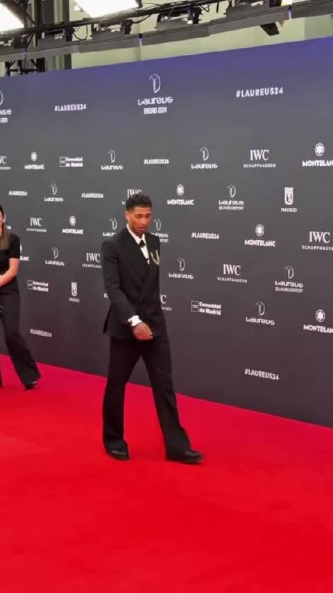 贝林厄姆这气质也太绝了,简直像男模走秀,皇马球星帅得有点犯规!