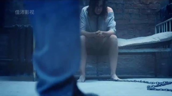 女人半夜喝醉回家,不料在路上遭遇陌生人搭讪,最终遭遇囚禁