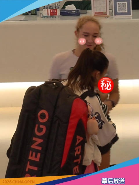 卡萨金娜拿照片亲贴追签名,米拉当场脸红
