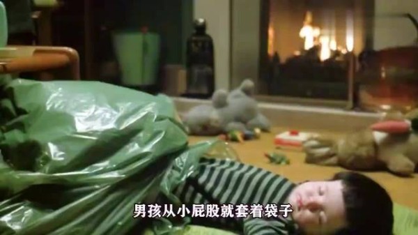 “男孩从小就会在屁股上套上袋子,因为他每分每秒都在放屁…”