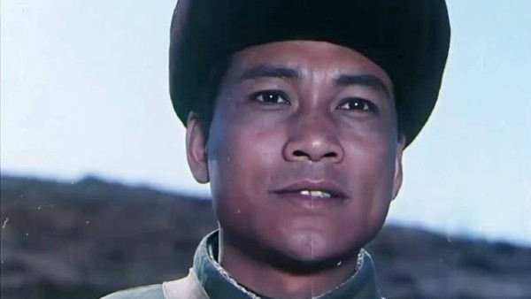 当兵多年的男人难得回一次家，可未婚妻得知消息后，并没有着急上前迎接