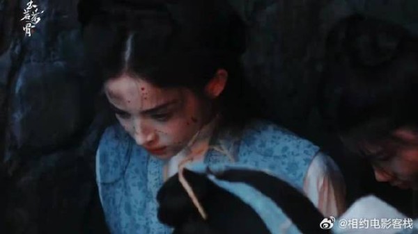 初看以为是荣善宝被拿捏，细品则是她拿捏全局