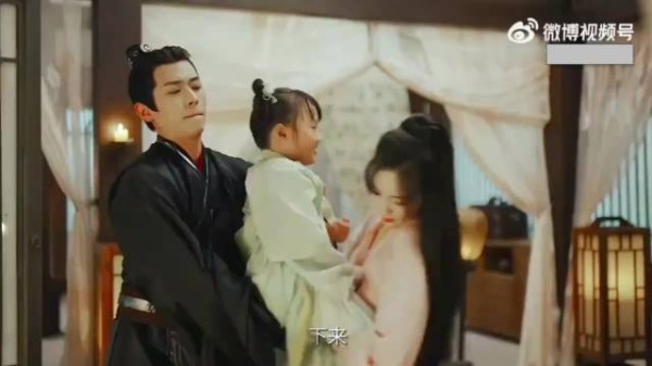 “谁家将军表面不动声色,背地里为了讨媳妇欢心和小孩争糖葫芦啊…”