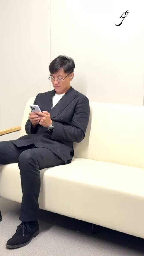 周一围和文俊辉cha了one twe step抖肩舞!