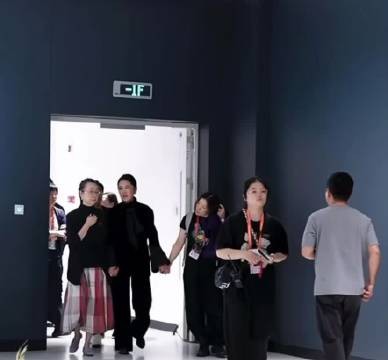 倪萍和老朋友真能聊天啊，看倪萍现在的状态怎么样？
