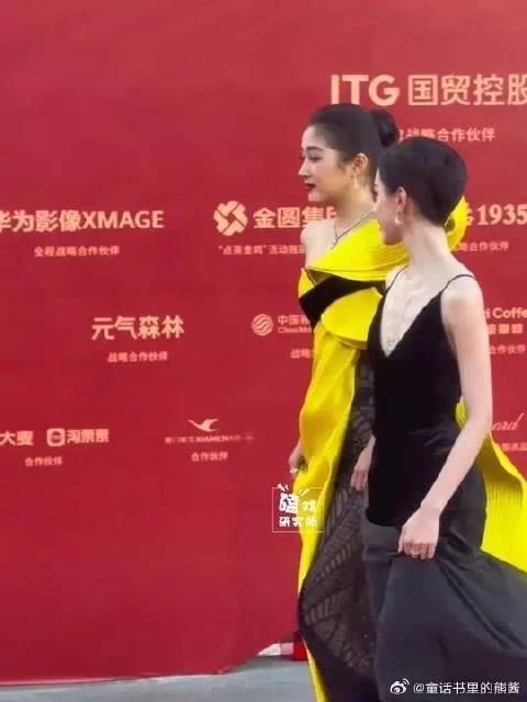 关晓彤陈都灵走红毯,一个礼裙夸张一个简洁