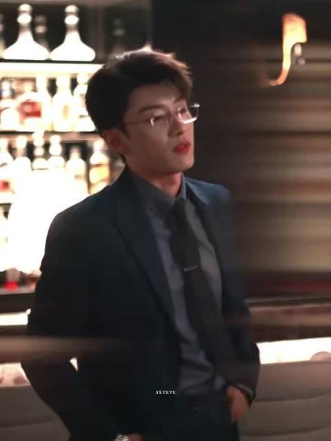 裴轸西装插兜这一块,真的很帅啊!