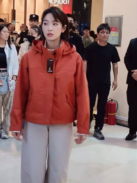 看起来懵懵的宋茜