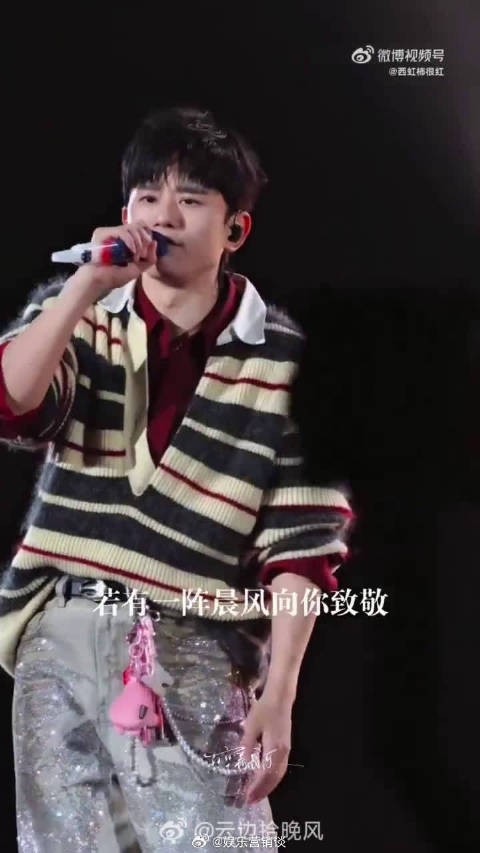 这是什么奇妙缘分，安检员和星星之间的双向默契太好玩