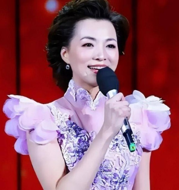 密春雷没想到!官方发文董卿时隔七年复出中秋诗会,开场前几小时节目却被机器人临时顶替
