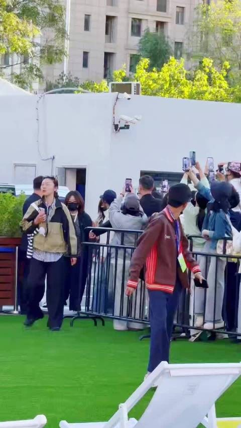 王安宇现身中网，卷毛造型吸睛互动小球迷