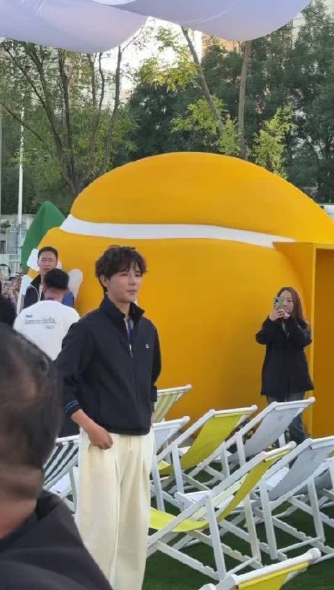 王安宇现身中网赛场，一身运动装清爽亮眼，卷发随性自然，往网球场一站…