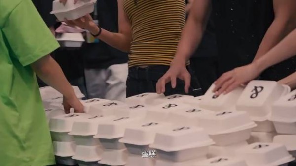 朝哪里才能拜到王源这样的老板 我也想吃王总请的蛋糕