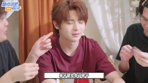 就这样被贴成了小花猫 可爱❥(ゝω・✿ฺ)