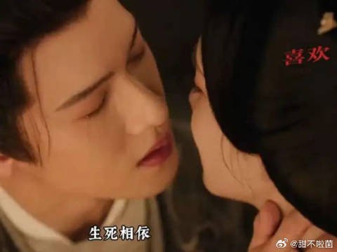 这一握,既是盟友的托付,亦是情不知所起的沉沦