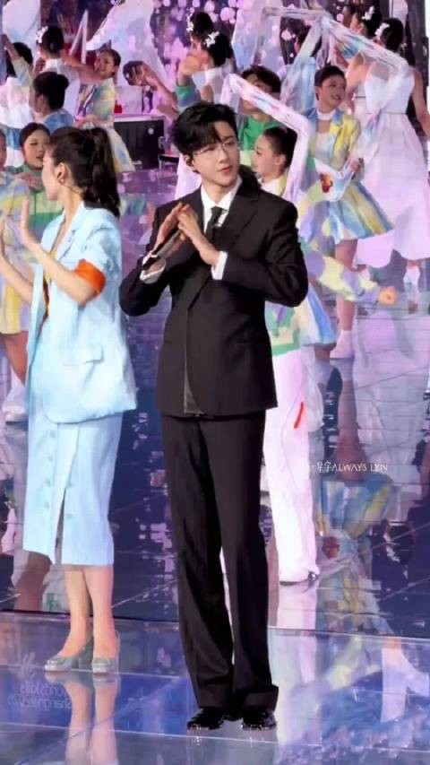 又可爱又萌的男生 眼里有温暖和星光