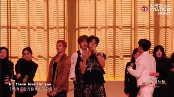 管健嘉晨表演中推开颜安，动作强化情绪展现进步