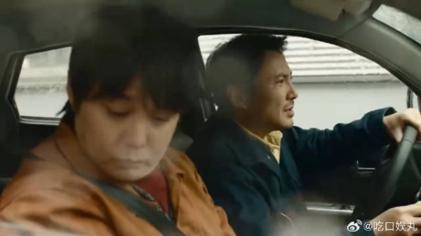 《飞驰人生2》 赛车手雨刷器坏了，对手却笑他舞狮