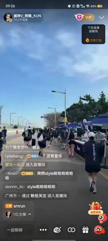 钱锟直播跑10公里，不停挥手回应粉丝