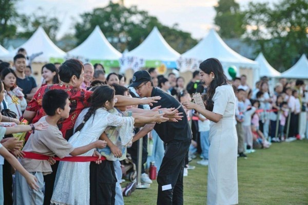 薛之谦草坪音乐分享会启幕，国庆到龙泉驿听歌逛市集