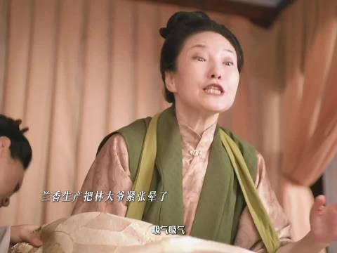 谭松韵拿娃娃摸刘学义脸,剧组拍生孩子花絮成喜剧