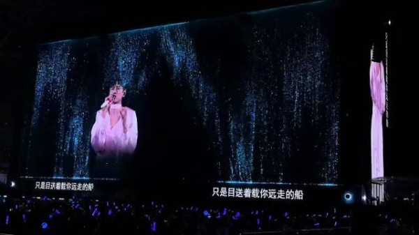 被张杰郑州演唱会的水幕舞美惊艳到!…