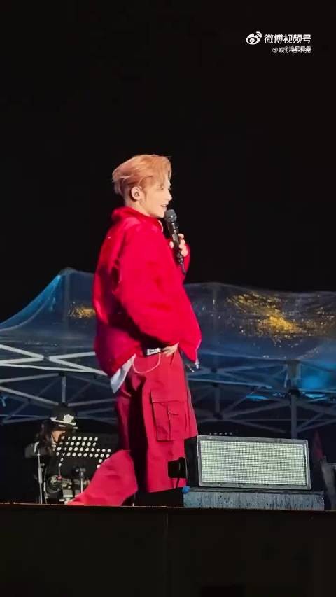 南通紫琅荔枝音乐节现场,侯明昊雨雾搭配热烈红衣,深情演唱氛围感爆棚…