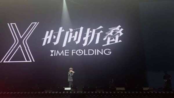 徐良兑现12年前承诺,包机酒请老粉猴子看万人演唱会