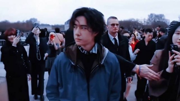 王一博巴黎时装周稳坐C位,34亿票房实绩成硬底气