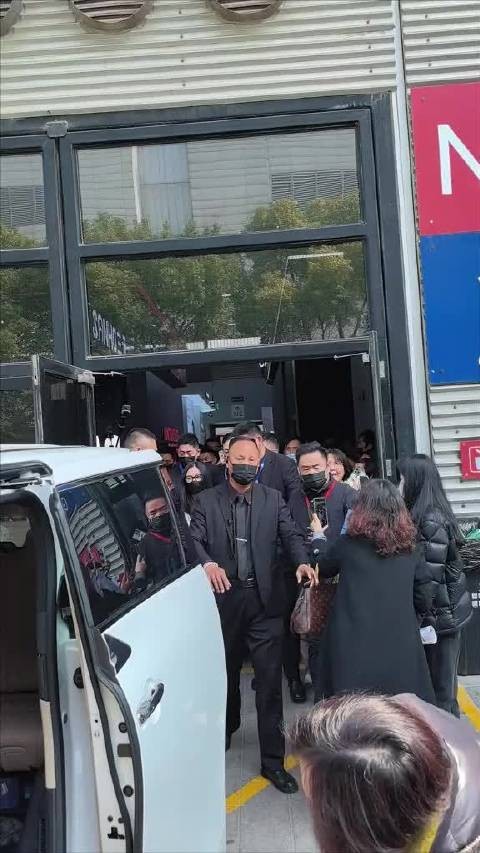全红婵现身上海活动,被自身人气震惊