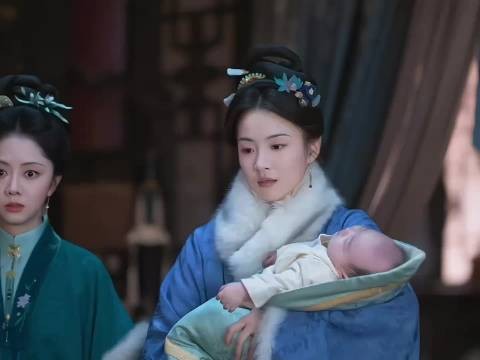 终于不再是弥留之际抱孩子过来看,而是夫妻之间的相互守护