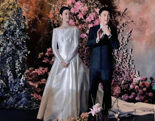 何猷君奚梦瑶在澳门办婚礼答谢宴:何猷君自嘲,我矮她半个头还追。四太把C位让给了儿媳。