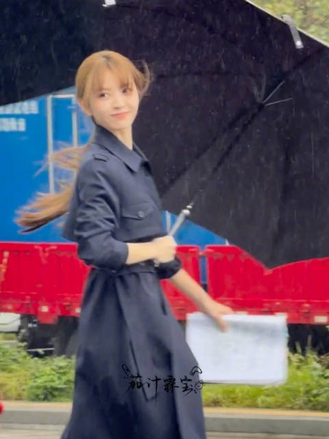 此女听见粉丝叫自己的时候闭眼笑完全小猫来的