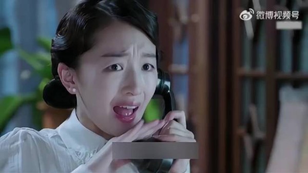 “女人每次接到电话时,都会故意用手指去摩擦话筒”